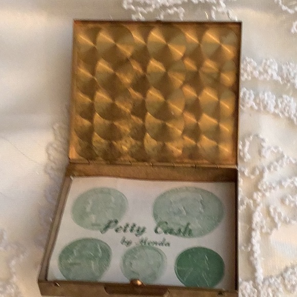 VINTAGE “MENDA” 1950s 1960s PETTY CASH 💰 COIN COMPACT CASE, Goldtone Metal - Picture 3 of 5